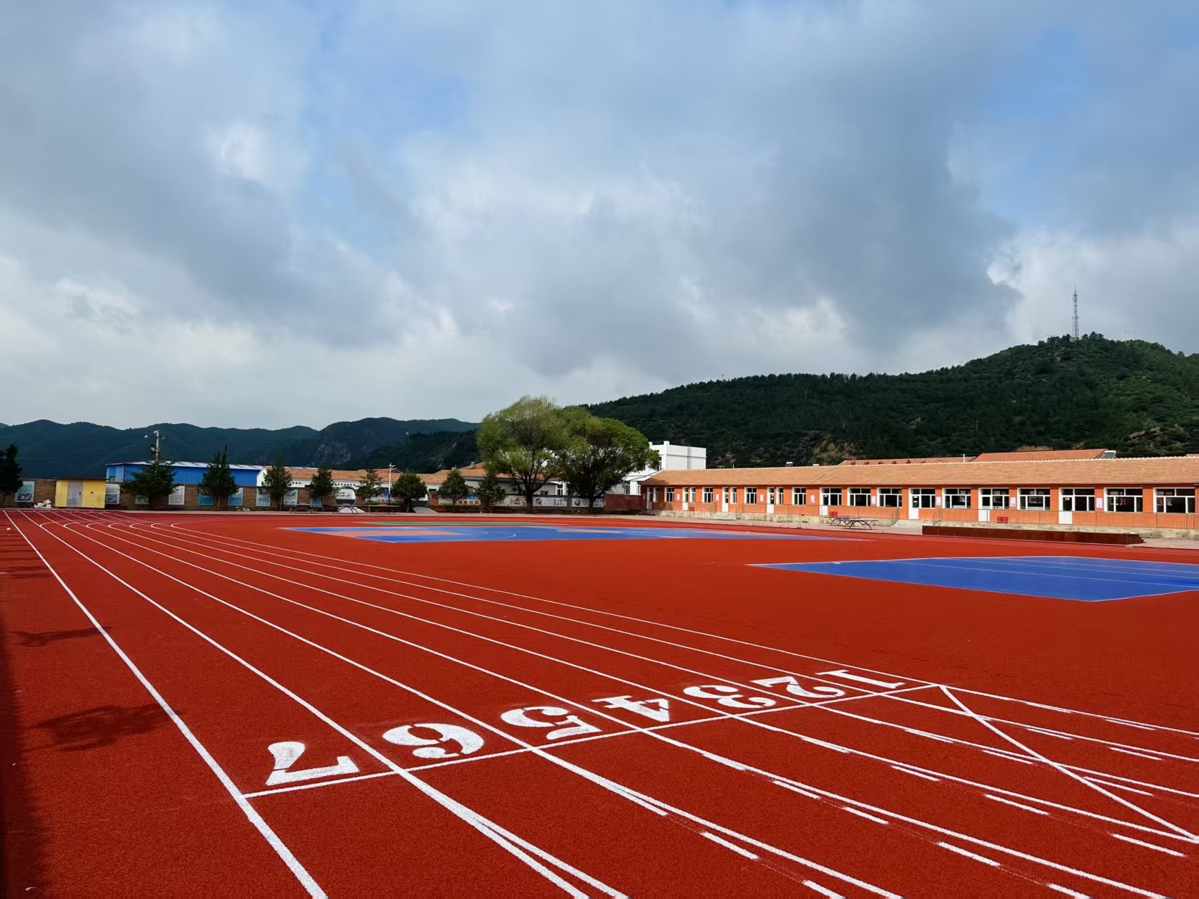三亚市自结纹塑胶跑道复合型塑胶跑道 - 哪里好